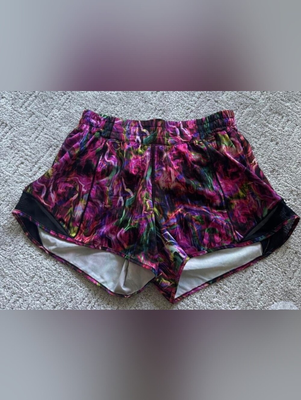 Lululemon Low Rise Hotty Hot 4" Size 8